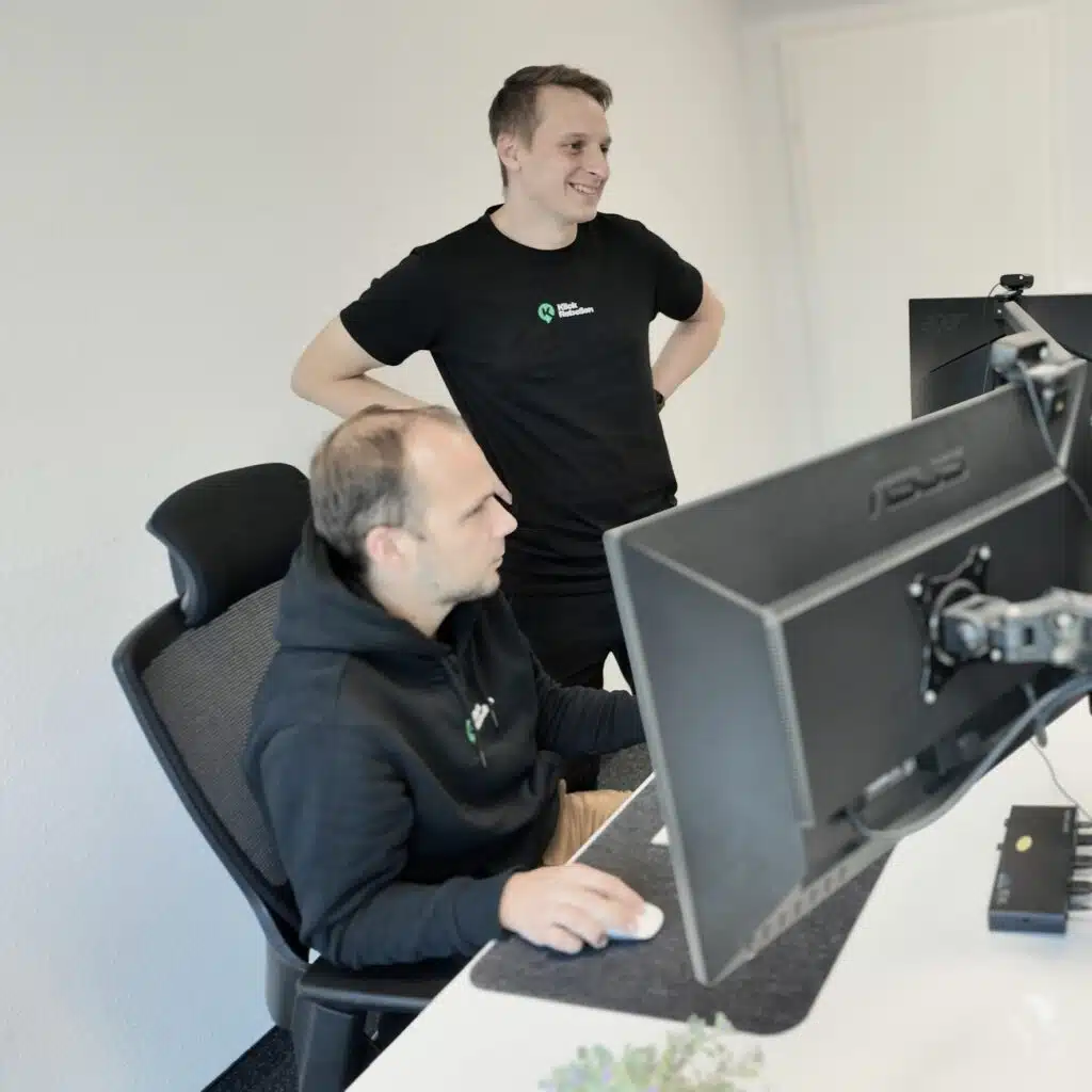 Zwei Personen analysieren Marketingdaten am Bildschirm